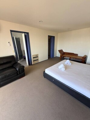 Desk, iron/ironing board, WiFi, bed sheets - Elevated Water Views | Peaceful 4BR Retreat (Dynnyrne)