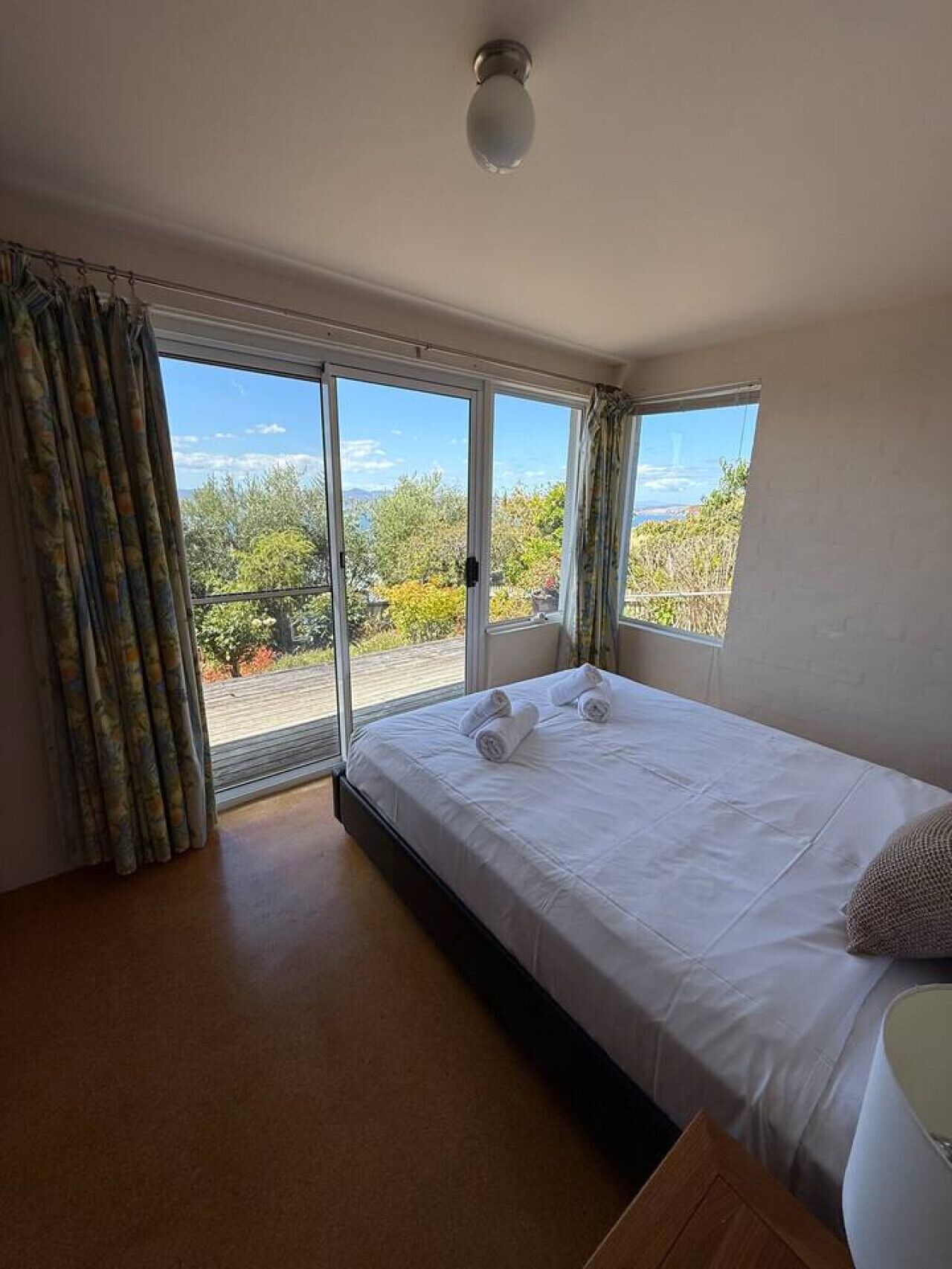 Escrivaninha, ferros/tábuas de passar roupa, Wi-Fi, roupa de cama