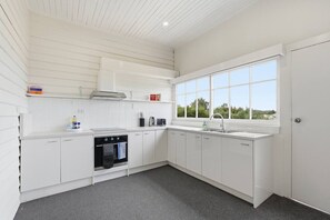 Fridge, microwave, oven, stovetop - Charming Sandy Bay Stay (Sandy Bay)