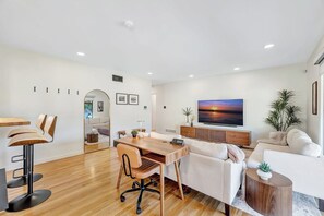 Smart TV, video games - Family Home Centrally located to Disneyland/Knotts Private Backyard & Coffee Bar (Norwalk)