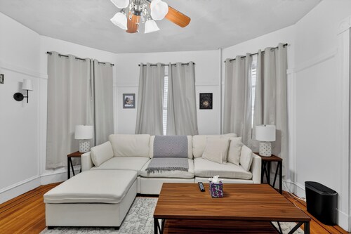 Spacious 2Br home in Malden with AC & heat