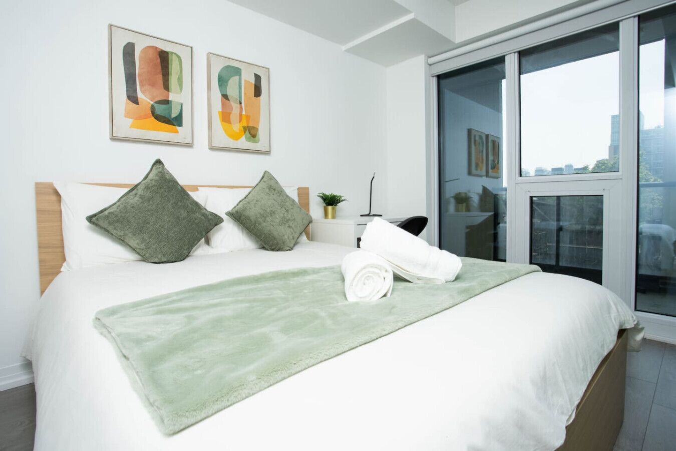 2 habitaciones, escritorio, tabla de planchar con plancha y wifi 