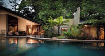 Oribin House, Unique Heritage Listed Tropical Home