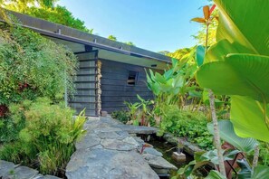 Property grounds - Oribin House, Unique Heritage Listed Tropical Home (Whitfield)