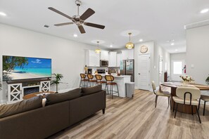 Interior - Walk to Beach.Family-Friendly  3BR+ King Bed+ Free Parking (Biloxi)