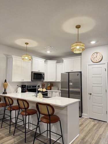 Walk to Beach.Family-Friendly  3BR+ King Bed+ Free Parking