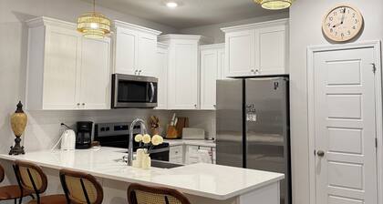 Walk to Beach.Family-Friendly 3BR+ King Bed+ Free Parking