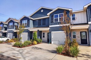 Exterior - Brand New Home.Walk to Beach.Family-Friendly  3BR+ King Bed+ Free Parking (Biloxi)