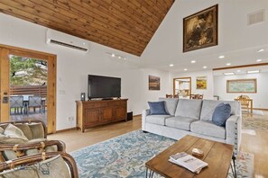 Living area - Peregrine View - Beautiful Home in Gardiner, MT, Yellowstone National Park (Gardiner)
