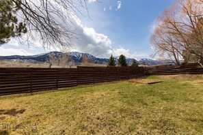 Property grounds - Peregrine View - Beautiful Home in Gardiner, MT, Yellowstone National Park (Gardiner)