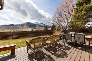 Outdoor dining - Peregrine View - Beautiful Home in Gardiner, MT, Yellowstone National Park (Gardiner)