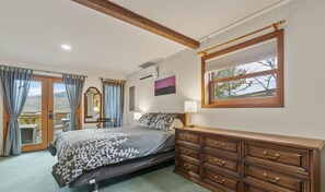 3 bedrooms, iron/ironing board, WiFi, bed sheets - Peregrine View - Beautiful Home in Gardiner, MT, Yellowstone National Park (Gardiner)