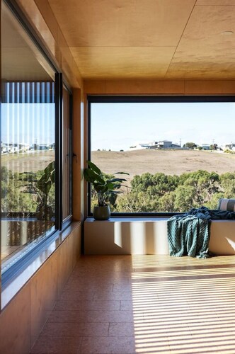 4BR Passive House, sleeps 8, 2.5kms from CBD/Beach