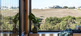 4BR Passive House, sleeps 8, 2.5kms from CBD/Beach