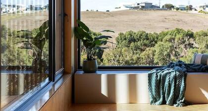 4BR Passive House, sleeps 8, 2.5kms from CBD/Beach