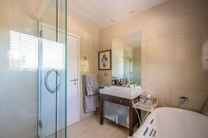 Shower - L'Appartement Bleu (Waiheke Island)