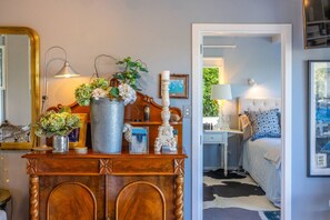 Iron/ironing board, WiFi, bed sheets - L'Appartement Bleu (Waiheke Island)