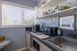 Private kitchen - L'Appartement Bleu (Waiheke Island)