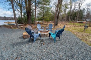 Property grounds - Lakefront Poconos 5BR | Hot Tub • Dock • Near Ski (Blakeslee)