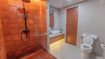 Family Room | Bathroom | Shower, towels, soap, shampoo