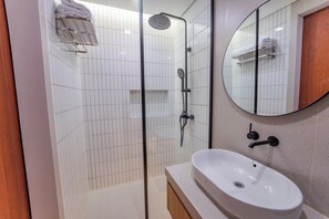 Superior Double Room | Bathroom | Shower, towels, soap, shampoo - JW Home Boutique Hotel Cirebon, Azana Hotels Collection (North Cirebon)