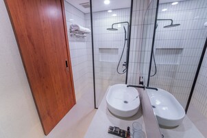 Ducha, toallas, jabón, shampoo