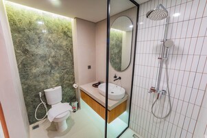 Ducha, toallas, jabón, shampoo