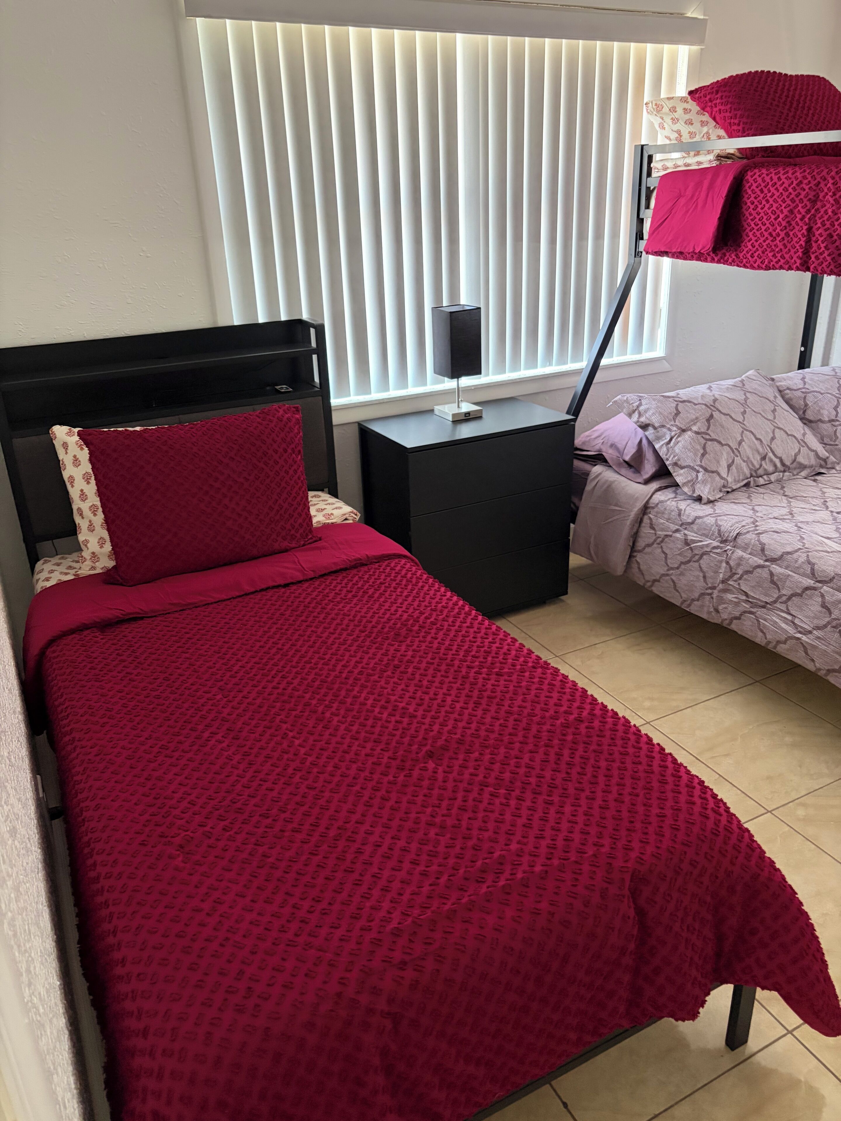 2 habitaciones, tabla de planchar con plancha, wifi y ropa de cama 