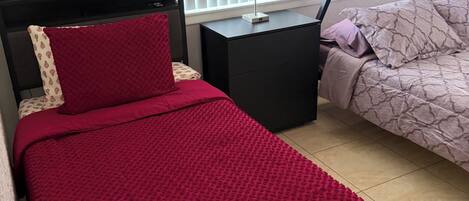 2 habitaciones, tabla de planchar con plancha, wifi y ropa de cama