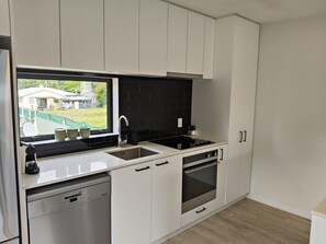 Kühlschrank, Ofen, Geschirrspüler, Wasserkocher mit Kaffee-/Teezubehör