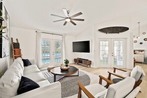 Living area - Casa Del Sol ~ Private Pool, Pickleball, Speakeasy (Melbourne)