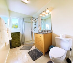 Shower, hair dryer, towels, soap - Private Berkeley Hills Studio Suite With Laundry (Berkeley)