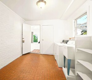 Interior - Private Berkeley Hills Studio Suite With Laundry (Berkeley)