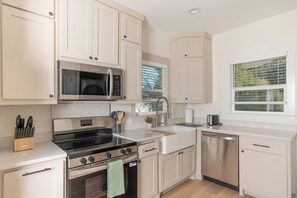 Private kitchen - The Bur Oak/Peaceful Porches; 2BR, 1BA Fully Renovated + Well-Located Apartment (Dallas)