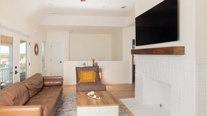 Living area - The Bur Oak/Peaceful Porches; 2BR, 1BA Fully Renovated + Well-Located Apartment (Dallas)