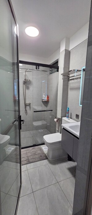 Shower, hair dryer, towels, toilet paper - Brand New Westlands 1BR 1Ba walk to Sarit/GTC (Nairobi)