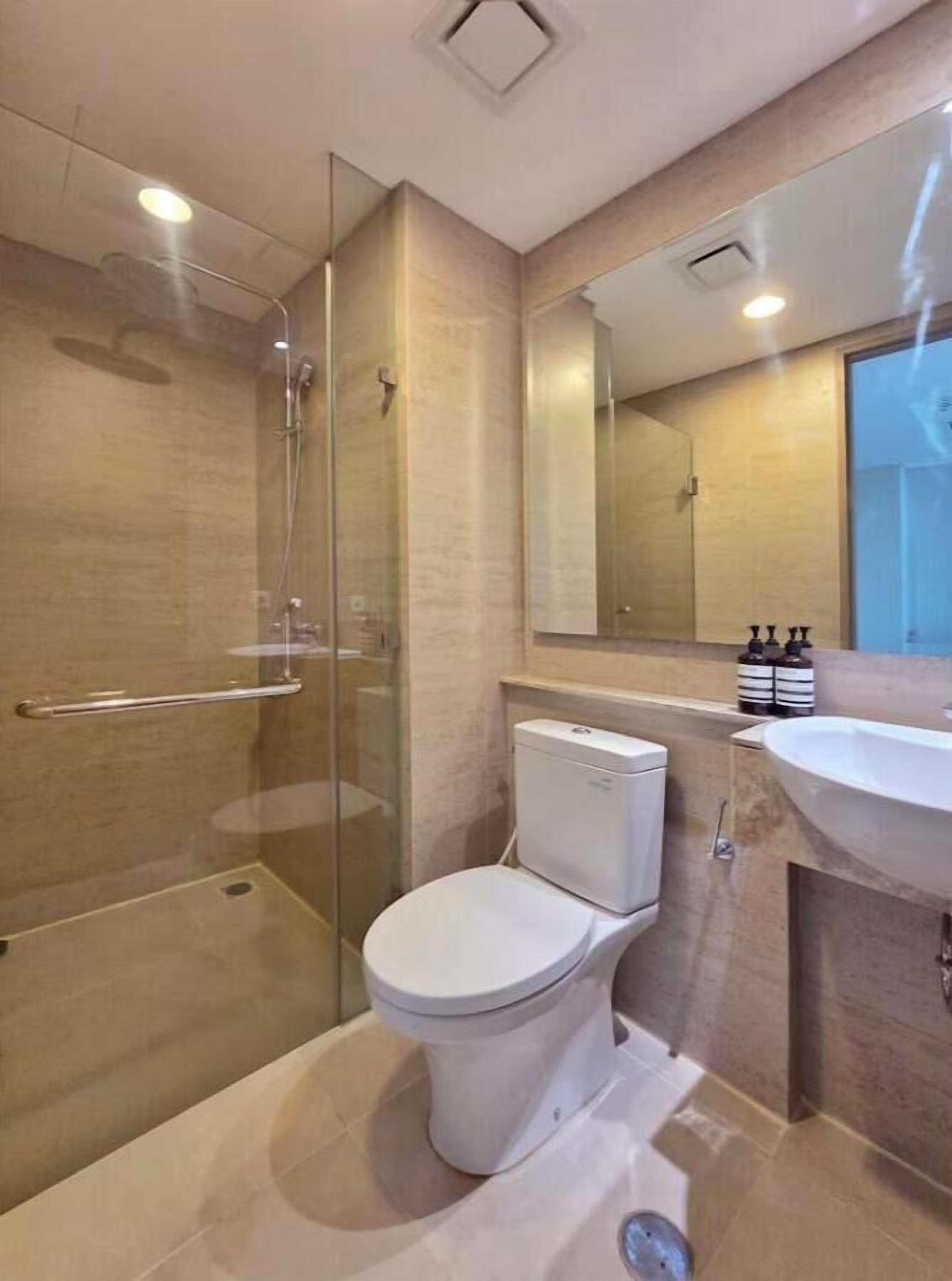 Apartment, 1 Bedroom, City View | Bathroom | Shower, free toiletries, hair dryer, towels