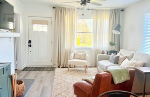 Unclassified image, 3 of 11, button - Bright and cozy 2 bed, 2 full bath Knoxville home- 5 minutes from UT! (Knoxville)