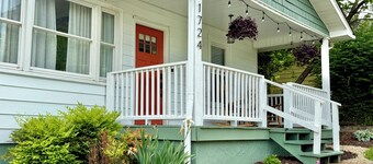 NEW! Fully remodeled, pup-friendly cottage 5 min from UT- walk to dine!