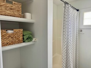 Secador de pelo, toallas, jabón, shampoo
