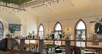 NEW! Bright and cozy, pup-friendly cottage- 5min to UT / walk to restaurants!