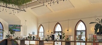 NEW! Bright and cozy, pup-friendly cottage- 5min to UT / walk to restaurants!