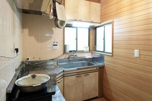 Réfrigérateur, four à micro-ondes, cafetière-théière