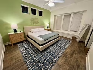 3 bedrooms, iron/ironing board, WiFi, bed sheets - Knollwood Retreat - 3BR + Office/Sunroom, Sleeps 7 (Austin)