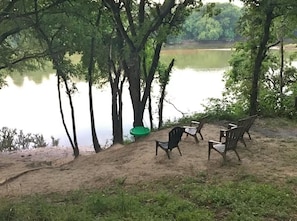 Property grounds - Knollwood Retreat - 3BR + Office/Sunroom, Sleeps 7 (Austin)
