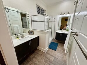 Shower, hair dryer, towels, soap - Knollwood Retreat - 3BR + Office/Sunroom, Sleeps 7 (Austin)
