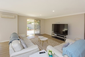 Superior House, Multiple Beds, Non Smoking, Garden View | Living area - Cosi Cottage (Geographe)