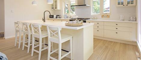 Casa superior, varias camas, para no fumadores, vista al jardín | Cocina privada | Refrigerador con congelador, microondas, horno y parrilla de estufa