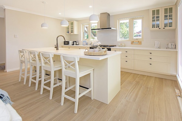 Superior House, Multiple Beds, Non Smoking, Garden View | Private kitchen | Full-size fridge, microwave, oven, stovetop - Cosi Cottage (Geographe)