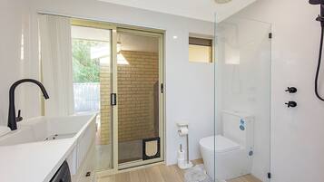 Superior House, Multiple Beds, Non Smoking, Garden View | Bathroom | Shower, free toiletries, hair dryer, towels
